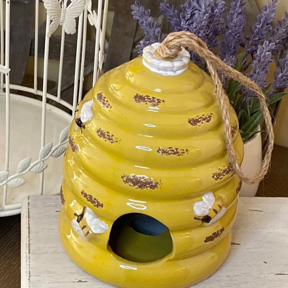 NEW! Cottage Farmhouse Distressed Bumblebee Queen Bee Beehive Ceramic Birdhouse - Picture 3 of 9